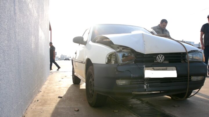 Motorista passa mal e bate carro contra parede de empresa