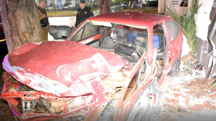 Motorista perde controle, destrói carro, deixa duas vítimas feridas e um em estado grave