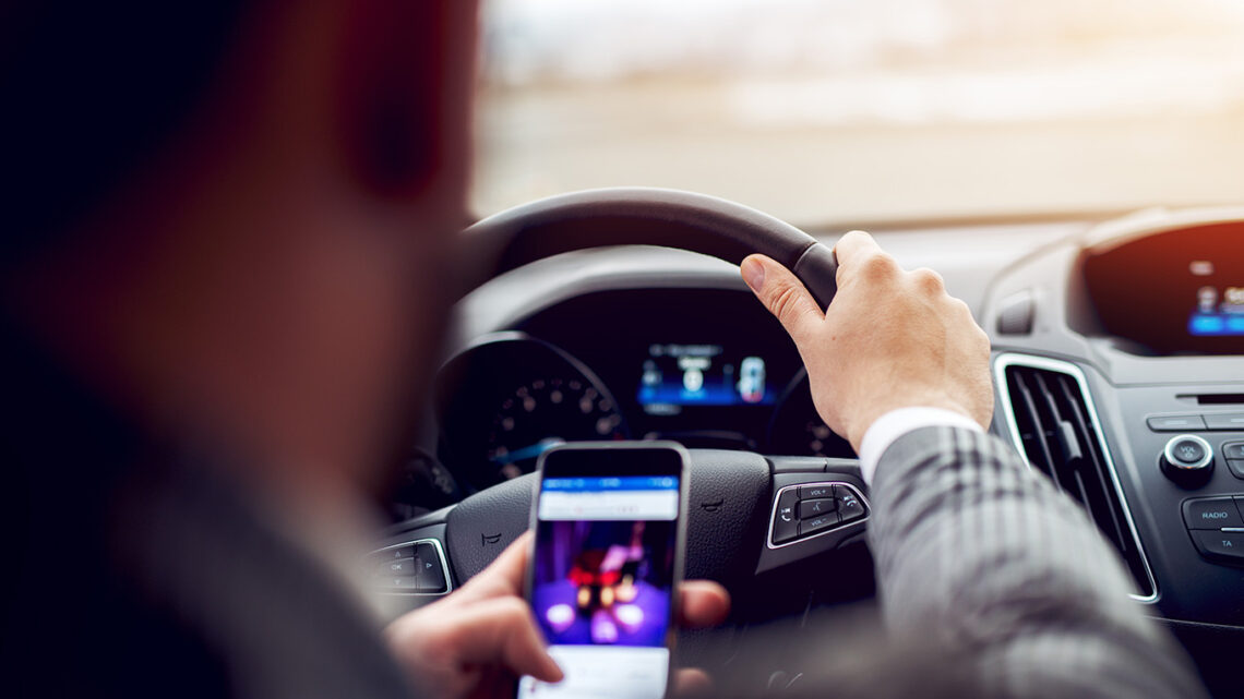 Uso de celular ao volante é principal causa de distração no Trânsito