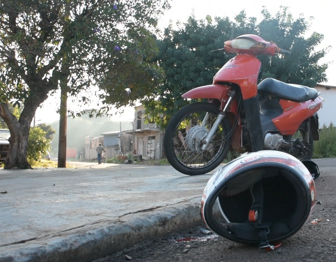 Motociclista fica gravemente ferido ao colidir em ônibus