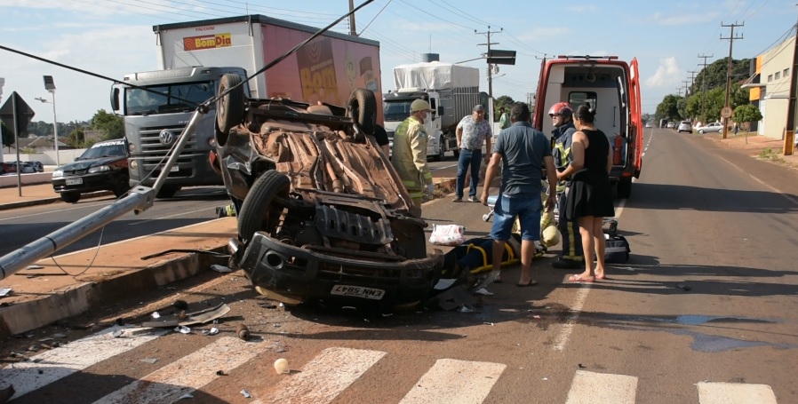 Colisão na Perimetral tomba carro e deixa duas pessoas feridas