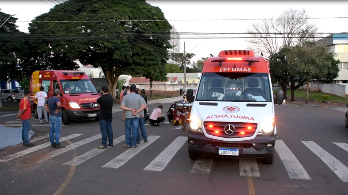 Acidente entre moto e caminhonete deixa duas pessoas feridas