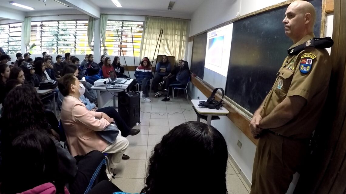 Palestra em escolas incentiva a dizer não as drogas e ao bullying