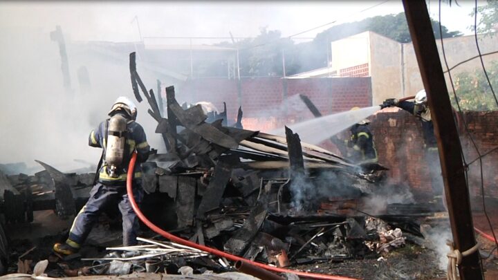 Casa com materiais recicláveis é destruída pelo fogo