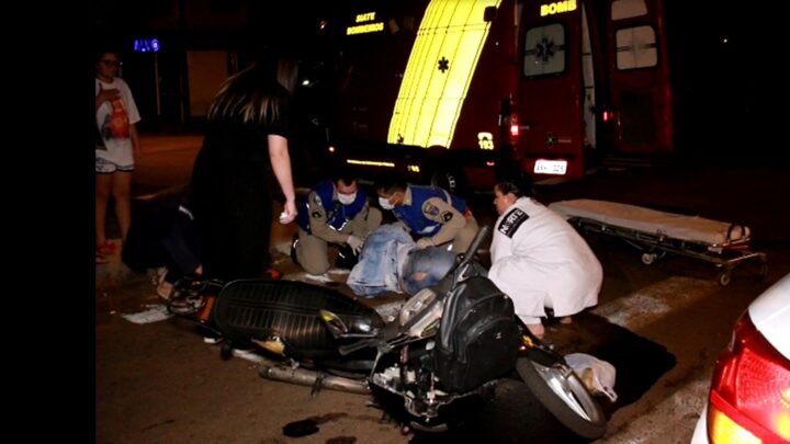 Mulher fica ferida ao bater moto em veiculo no Centro de Campo Mourão