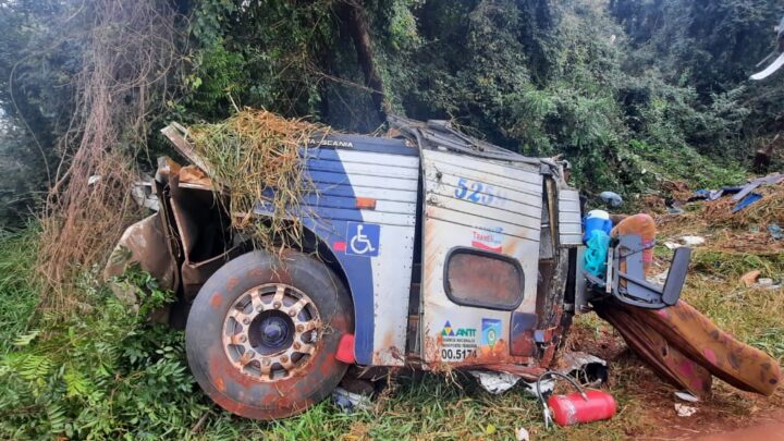 Grave acidente com ônibus deixa 24 feridos e um morto, em Campo Mourão