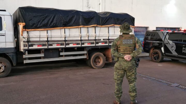 BPFRON e Polícia Federal apreendem cargas de cigarros contrabandeados