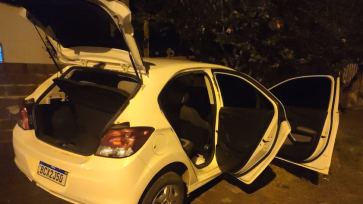 Carro roubado em Colombo é encontrado pela PM com armas, em Luiziana