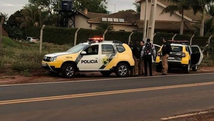 Policiais trocam tiros após discussão de trânsito, e um ficou gravemente ferido