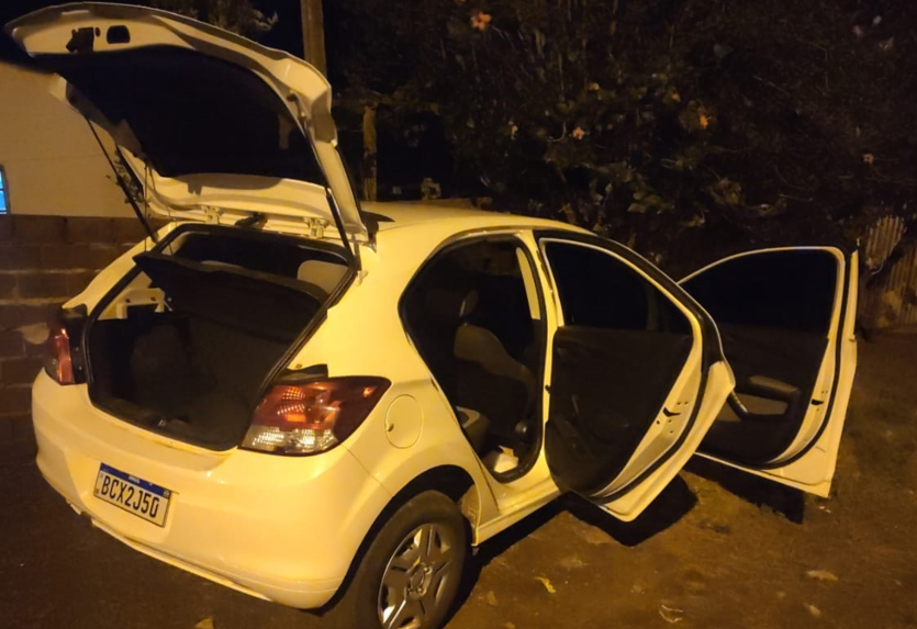 Carro roubado em Colombo é encontrado pela PM com armas, em Luiziana