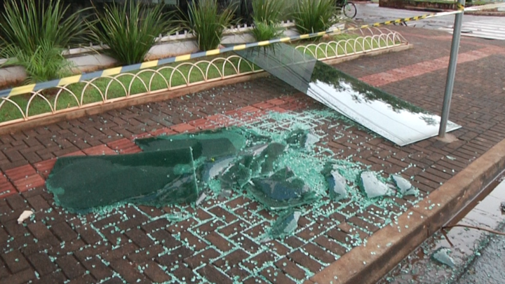 Ventos fortes derrubam árvores e quebram postes no centro Ventos fortes derrubam árvores e quebram postes no centro