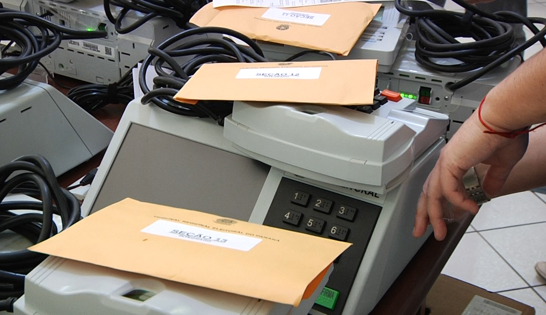 Urnas eletrônicas em Campo Mourão são preparadas para eleições