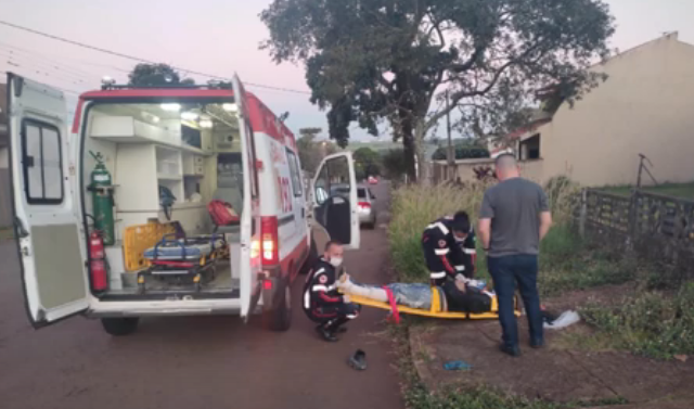 Ciclista fica ferido após colisão com carro no centro