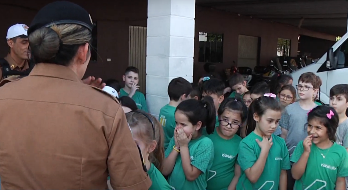 Alunos visitam 11° Batalhão da Policia e aprendem sobre segurança no trânsito