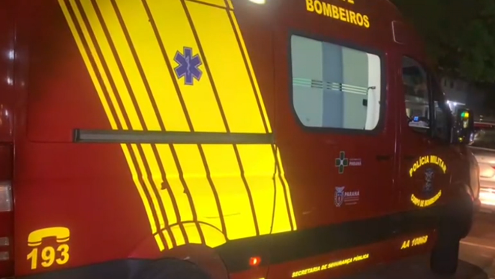 Jovem de 24 anos fica ferido após colisão contra ônibus no centro de Campo Mourão