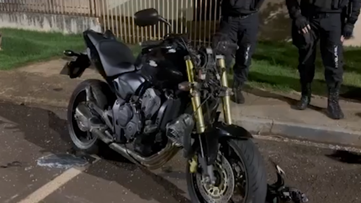 Moto bate em carro e motociclista fica ferido no JD Albuquerque