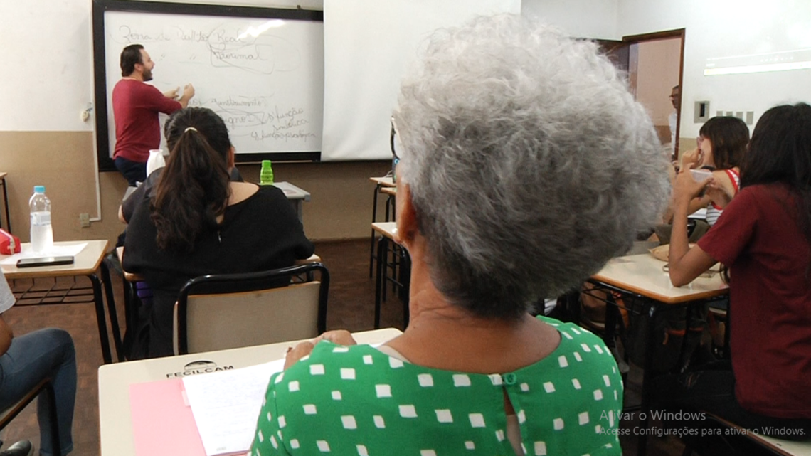 UMA HISTÓRIA INSPIRADORA AOS 71 ANOS DONA SANTINHA ESTÁ NA FACULDADE