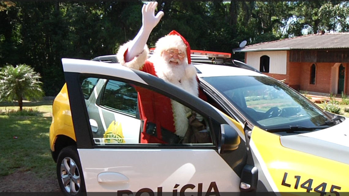 POLICIA MILITAR LEVA PAPAI NOEL E APRESENTA A ENTIDADES DE CAMPO MOURÃO