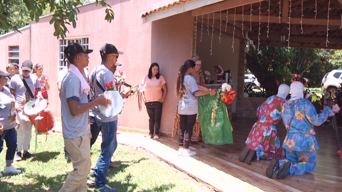 FOLIA DE REIS, UMA TRADIÇÃO QUE PASSA DE GERAÇÃO EM GERAÇÃO: