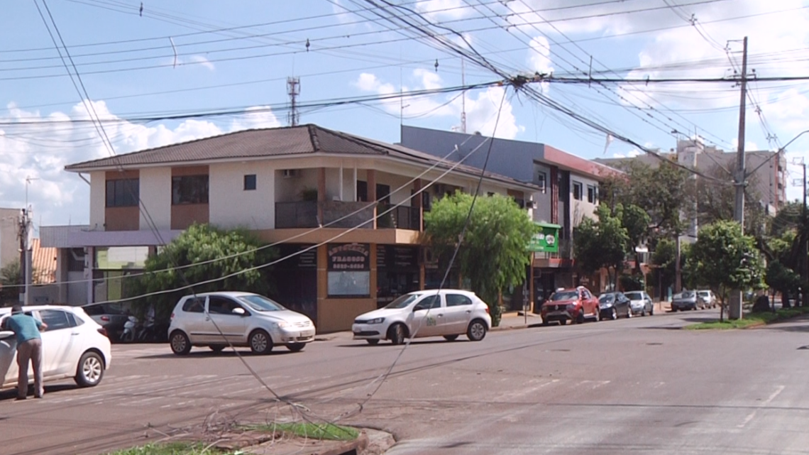 PROCON CAMPO MOURÃO IRÁ MULTAR OPERADORAS POR FIOS SOLTOS EM VIAS PÚBLICAS