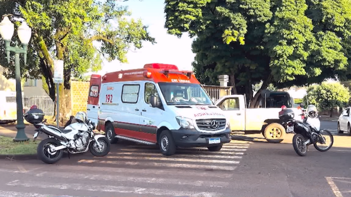 MOTOCICLISTA AVANCA PREFERÊNCIAL E COLIDE COM CAMINHONETE NO CENTRO