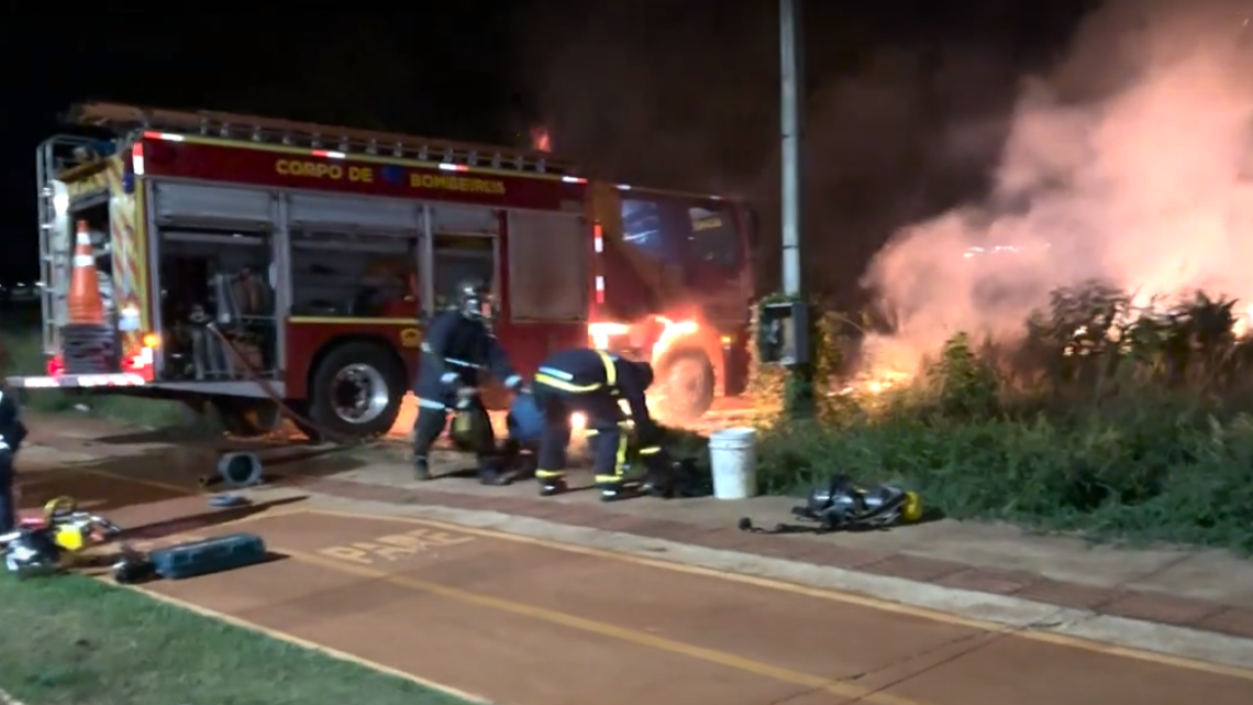 CAMINHÃO DO BOMBEIRO FICA DESTRUÍDO POR INCÊNDIO APÓS PANE ELÉTRICA DURANTE OCORRÊNCIA