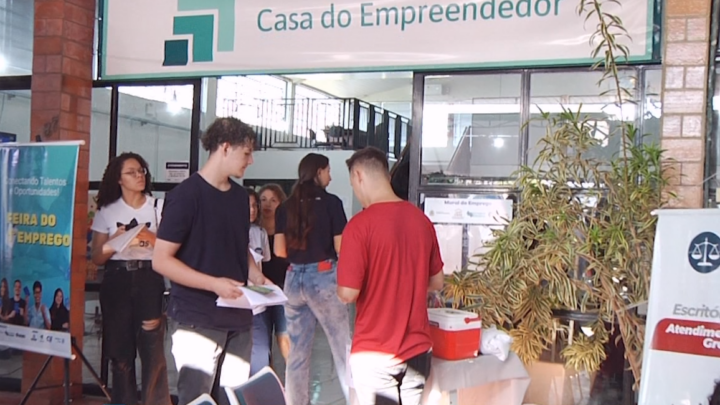 JOVENS PARTICIPAM DA FEIRA DO PRIMEIRO EMPREGO