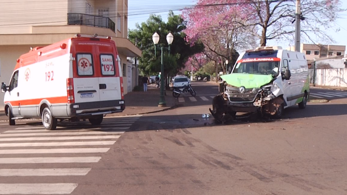 AMBULÂNCIA DE BARBOSA FERRAZ COLIDE COM CAMINHÃO NA GUILHERME DE PAULA XAVIER EM CAMPO MOURÃO