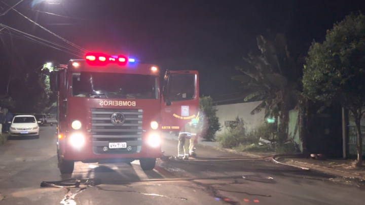 CASA É TOMADA PELO FOGO NO JARDIM LAR PARANÁ E FICA COMPLETAMENTE DESTRUÍDA