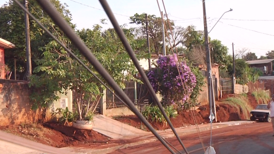 FIOS CAÍDOS INTERROMPEM TRÁFEGO DE VIA NO LAR PARANÁ EM CAMPO MOURÃO