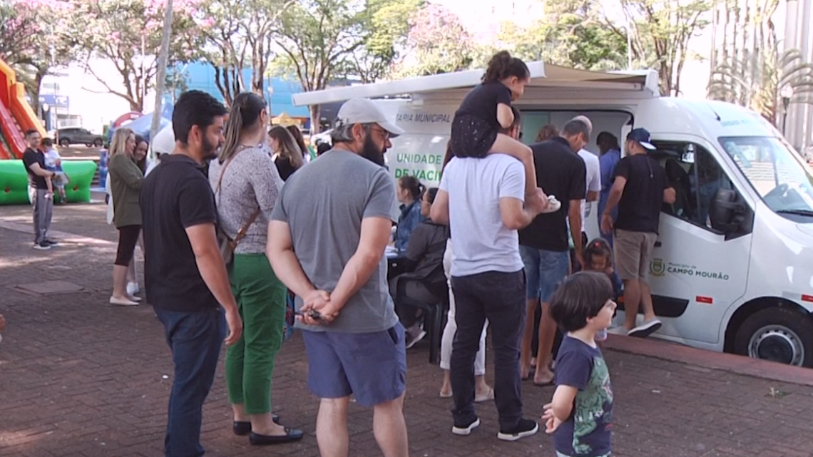 VAN DA VACINA ATENDE NA PRAÇA DE CAMPO MOURÃO