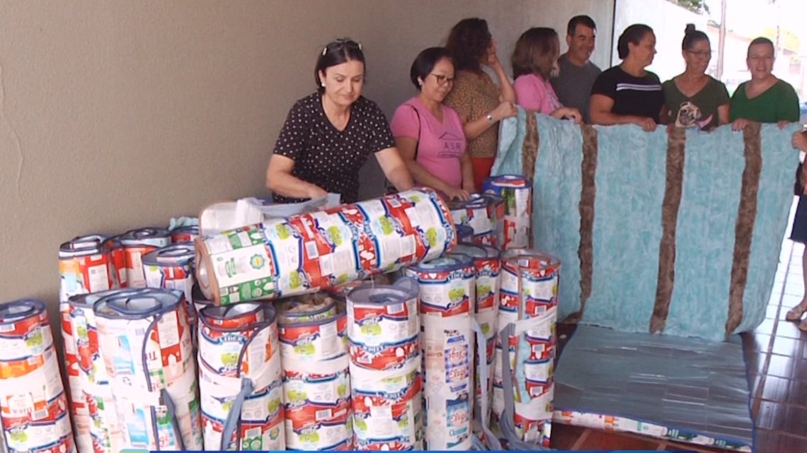 CREAS POP CONFECCIONA COLCHONETES E MANTAS PARA PESSOAS EM SITUAÇÃO DE RUA