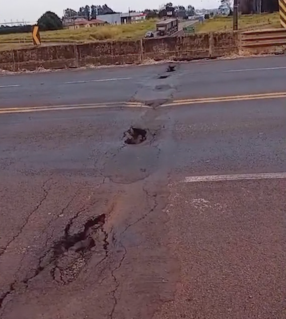 RACHADURAS EM VIADUTO PREOCUPA USUÁRIOS