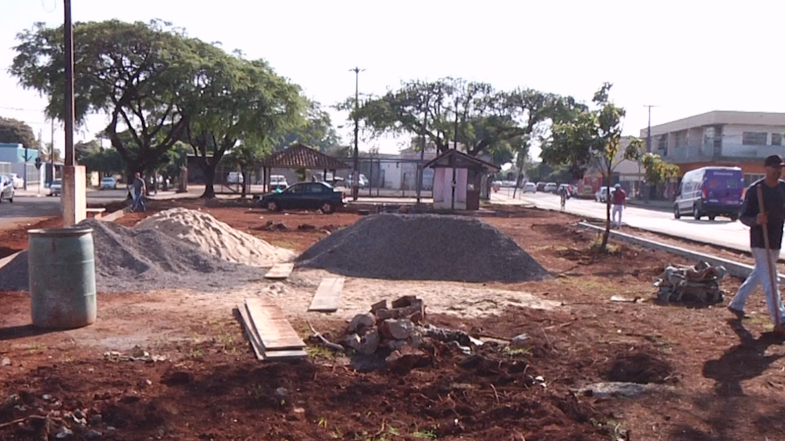 COMEÇA A REVITALIZAÇÃO DA PRAÇA JD.ILHA BELA EM CAMPO MOURÃO