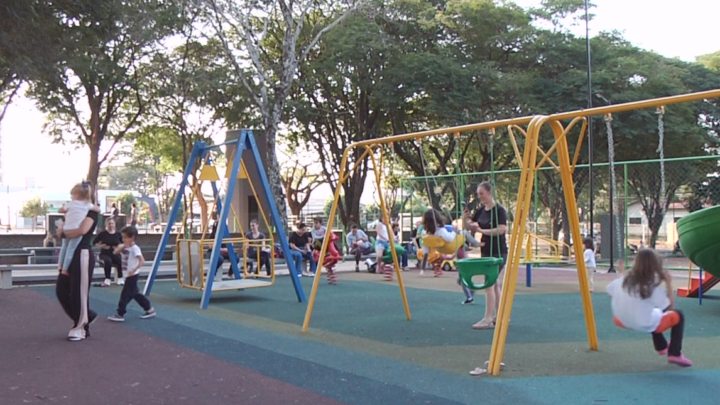 APÓS REVITALIZAÇÃO PRAÇA DO FORUM DE CAMPO MOURÃO RECEBE GRANDE NÚMERO DE VIZITANTES