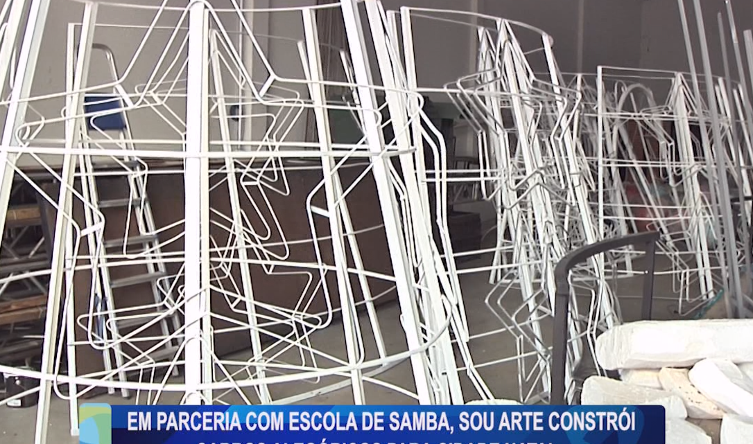 EM PARCERIA COM ESCOLA DE SAMBA, SOU ARTE CONSTRÓI CARROS ALEGÓRICOS PARA CIDADE NATAL