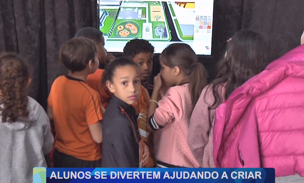 ALUNOS SE DIVERTEM AJUDANDO A CRIAR PROJETOS PARA PRAÇA