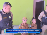 CRIANÇAS DA VILA GUARUJÁ GANHAM RÉPLICAS DE FARDAS DA POLÍCIA MILITAR