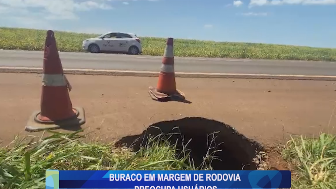 BURACO EM MARGEM DE RODOVIA PREOCUPA USUÁRIOS