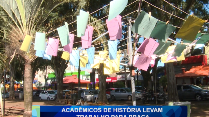 ACADÊMICOS DE HISTÓRIA LEVAM TRABALHO PARA PRAÇA