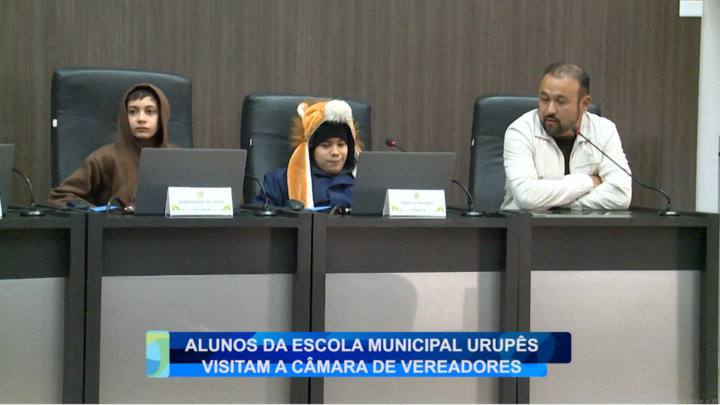 ALUNOS DA ESCOLA MUNICIPAL URUPÊS VISITAM A CÂMARA DE VEREADORES