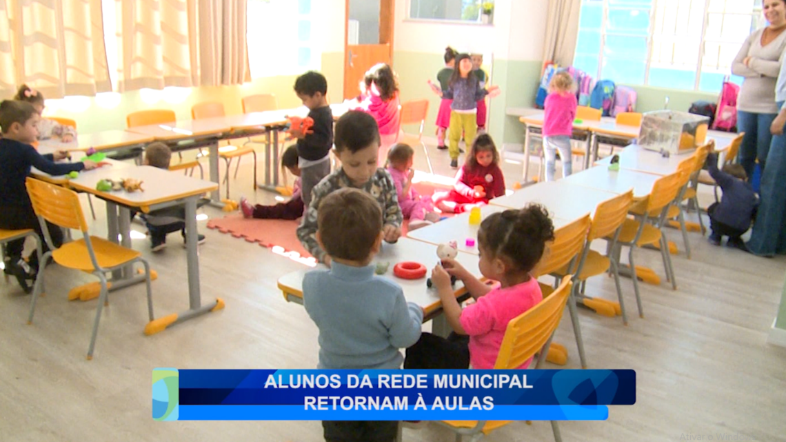 ALUNOS DA REDE MUNICIPAL RETORNAM À AULAS