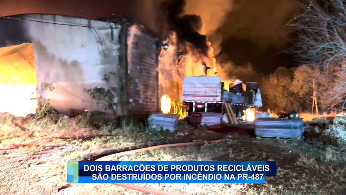 DOIS BARRACÕES DE PRODUTOS RECICLÁVEIS SÃO DESTRUÍDOS POR INCÊNDIO NA PR 487