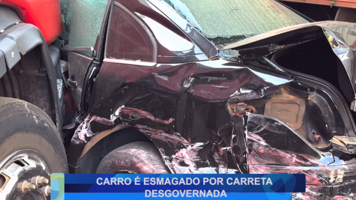 CARRO É ESMAGADO POR CARRETA DESGOVERNADA