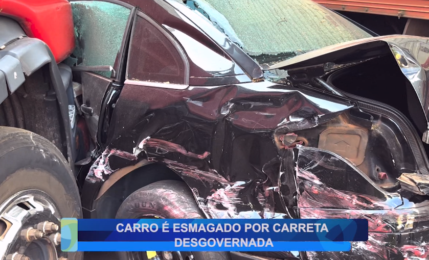 CARRO É ESMAGADO POR CARRETA DESGOVERNADA