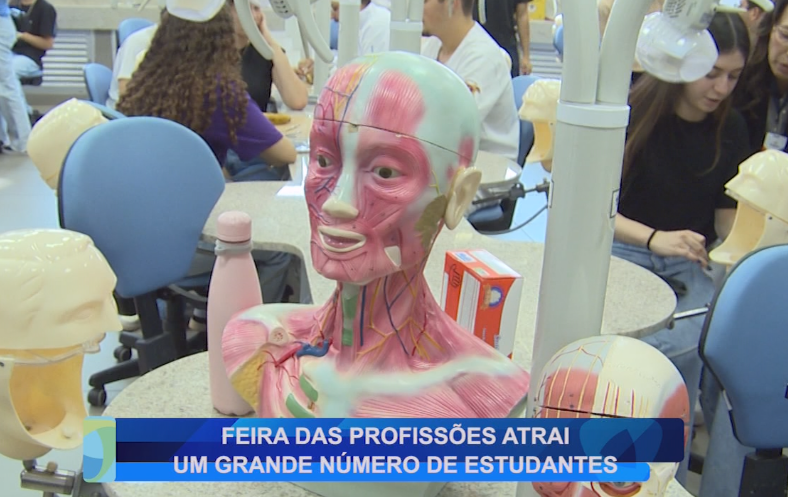 FEIRA DAS PROFISSÕES ATRAI UM GRANDE NÚMERO DE ESTUDANTES