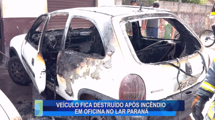 VEÍCULO FICA DESTRUÍDO APÓS INCÊNDIO EM OFICINA NO LAR PARANÁ