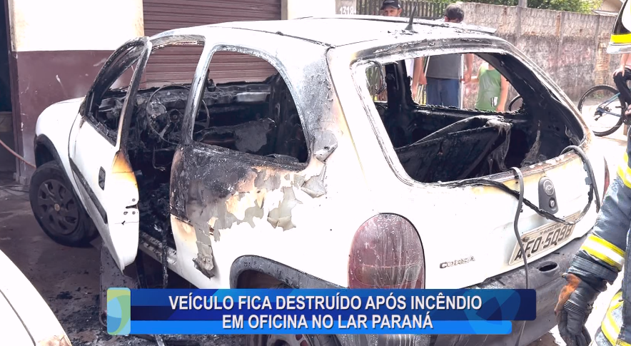 VEÍCULO FICA DESTRUÍDO APÓS INCÊNDIO EM OFICINA NO LAR PARANÁ