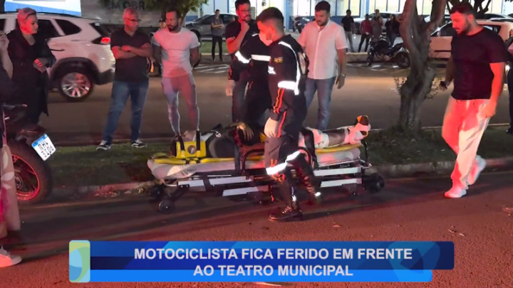 MOTOCICLISTA FICA FERIDO EM FRENTE AO TEATRO MUNICIPAL