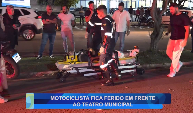 MOTOCICLISTA FICA FERIDO EM FRENTE AO TEATRO MUNICIPAL